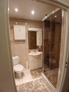 Et badeværelse på Mieszkanie Rumiankowa