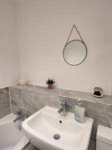 Et badeværelse på Rotherham 3 Bed Garden Home