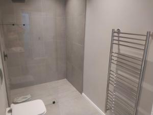 Et badeværelse på Ocean View on Schoongezicht