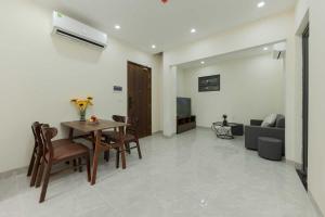 河内Collection O West Lake Apartment的带桌椅和沙发的客厅