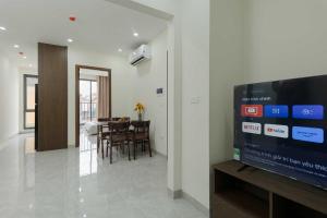河内Collection O West Lake Apartment的带电视的客厅和用餐室