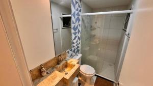 un bagno con lavandino e WC di Beach Way Porto das Dunas ad Aquiraz