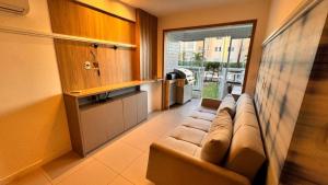 un soggiorno con un divano e una grande finestra di Beach Way Porto das Dunas ad Aquiraz