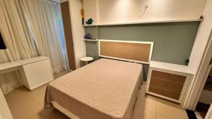 una piccola camera con letto e parete verde di Beach Way Porto das Dunas ad Aquiraz