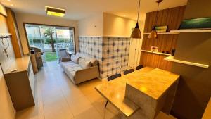 una cucina e un soggiorno con un tavolo e un divano di Beach Way Porto das Dunas ad Aquiraz Altre 9 foto