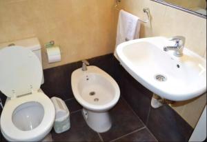 een badkamer met toilet en wastafel bij Rumipaz in Villa Rumipal +13 foto's