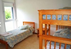 een slaapkamer met twee stapelbedden en een raam bij Rumipaz in Villa Rumipal