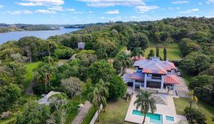 een luchtzicht op een huis met een dak bij Refúgio de Luxo à beira do Lago Passaúna, in Ferraria