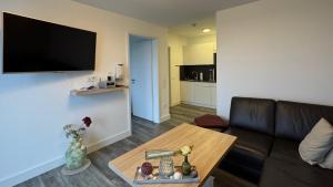 een woonkamer met een bank en een tafel bij Ferienwohnung Passat in Olpenitzdorf in Olpenitzdorf