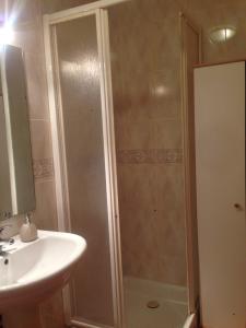 A bathroom at Vora Riu