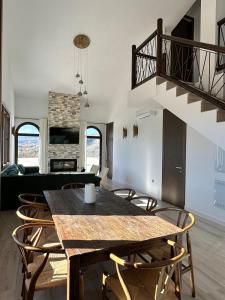 een eetkamer met een tafel en stoelen bij Finca La Mariquitaa in Murchas +59 foto's