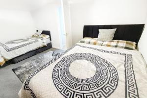 Postel nebo postele na pokoji v ubytování Avon View Suites