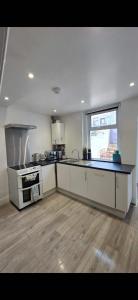 eine Küche mit Herd und Arbeitsplatte in der Unterkunft Cozy Stays Lancaster in Lancaster