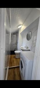 ein Badezimmer mit Waschmaschine und Waschbecken in der Unterkunft Cozy Stays Lancaster in Lancaster