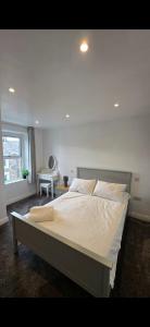 ein großes Bett in einem Schlafzimmer mit Fenster in der Unterkunft Cozy Stays Lancaster in Lancaster