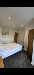 ein Schlafzimmer mit einem großen weißen Bett in einem Zimmer in der Unterkunft Cozy Stays Lancaster in Lancaster + 5 Fotos