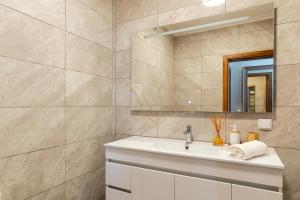 Et badeværelse på Rosas House, private house with jacuzzi and BBQ + 40 billeder