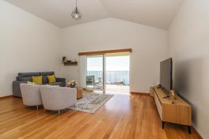 Et tv og/eller underholdning på Rosas House, private house with jacuzzi and BBQ