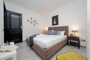 een slaapkamer met een groot bed en een zwarte deur bij Fidelio Holiday Home in Rome