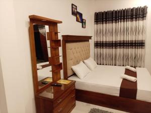 Postel nebo postele na pokoji v ubytování CrossWay Inn Thalawathugoda