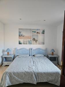 1 Schlafzimmer mit einem blauen Bett und 2 Nachttischen in der Unterkunft Casa Las Patas De Los Patos in La Sabinita