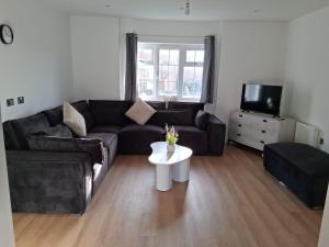 Et opholdsområde på Rotherham 3 Bed Garden Home + 7 billeder