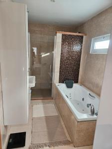 ein Badezimmer mit Badewanne, Toilette und Waschbecken in der Unterkunft Casa Las Patas De Los Patos in La Sabinita