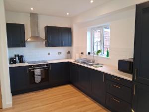 Køkken eller tekøkken på Rotherham 3 Bed Garden Home