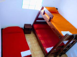 a red bunk bed with a red couch in a room at Casa de Campo San Cayetano de los vientos in Tibasosa
