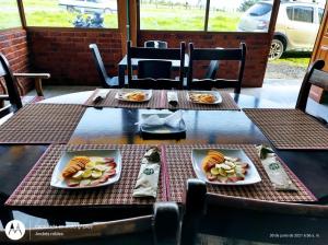 a table with two plates of food on it at Casa de Campo San Cayetano de los vientos in Tibasosa +2 photos
