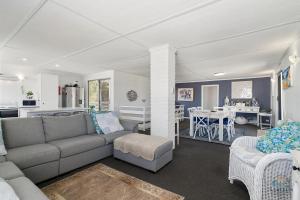 ein Wohnzimmer mit Sofa und eine Küche in der Unterkunft Hamptons in Lancelin