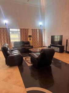 TV a/nebo společenská místnost v ubytování Urban Accra Haven
