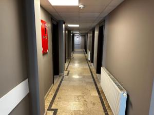 corridoio di un corridoio lungo di Big Inn Luxury Hotel a Biga