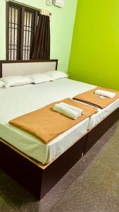 ポンディシェリにあるDe villa Auroのベッド1台(タオル2枚付)