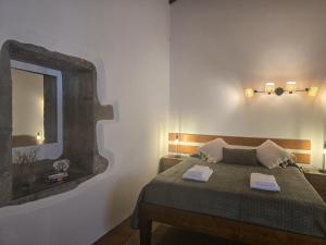 een slaapkamer met een bed en een spiegel aan de muur bij Recanto Vital in Achadinha