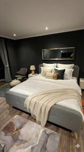 En eller flere senge i et værelse på Omni Tower Sukhumvit Nana - Luxury Condominium