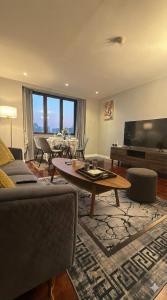 Et tv og/eller underholdning på Omni Tower Sukhumvit Nana - Luxury Condominium