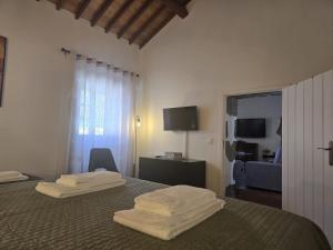 een hotelkamer met 2 handdoeken op een bed bij Recanto Vital in Achadinha