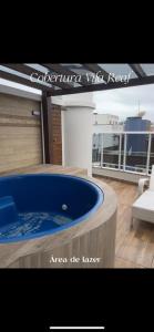 eine Whirlpool-Badewanne auf dem Dach eines Gebäudes in der Unterkunft Villa Real Residential Area in Bombinhas