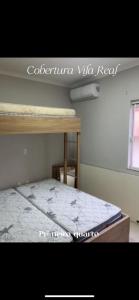 ein Bett in einem Zimmer mit einem Berater in der Unterkunft Villa Real Residential Area in Bombinhas