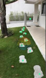 eine Gruppe grüner Frisbees auf dem Rasen in der Unterkunft Villa Real Residential Area in Bombinhas