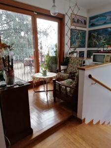 eine Küche mit einem Wohnzimmer mit einem Tisch in der Unterkunft Oasi Gioia verde in Vescia