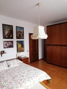 ein Schlafzimmer mit einem Bett und einem Kronleuchter in der Unterkunft Oasi Gioia verde in Vescia + 12 Fotos