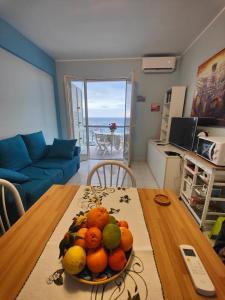 een fruitschaal op een tafel in de woonkamer bij Mirone Apartment FRONTE MARE beachfront house in Roccalumera