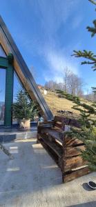 un edificio con rampa di accesso di fronte a un edificio di Wild Hill Apuseni a Gârda de Sus Altre 28 foto