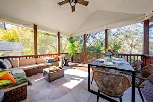 a screened in porch with a table and chairs at Casa Verde in Durham