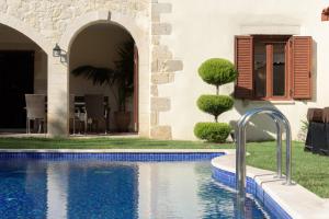 een huis met een zwembad in de tuin bij Nicole Villa I "Free" Heated Pool, Village Escape in Embrósneros