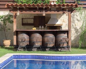 een bar met wijnvaten naast een zwembad bij Nicole Villa I "Free" Heated Pool, Village Escape in Embrósneros