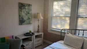 een slaapkamer met een bed, een lamp en een tafel bij Popular Hollywood Studio at GW in Los Angeles