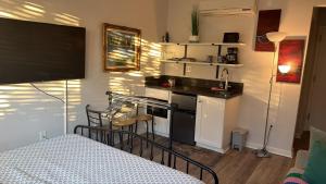 een kleine keuken met een fornuis top oven naast een bed bij Popular Hollywood Studio at GW in Los Angeles